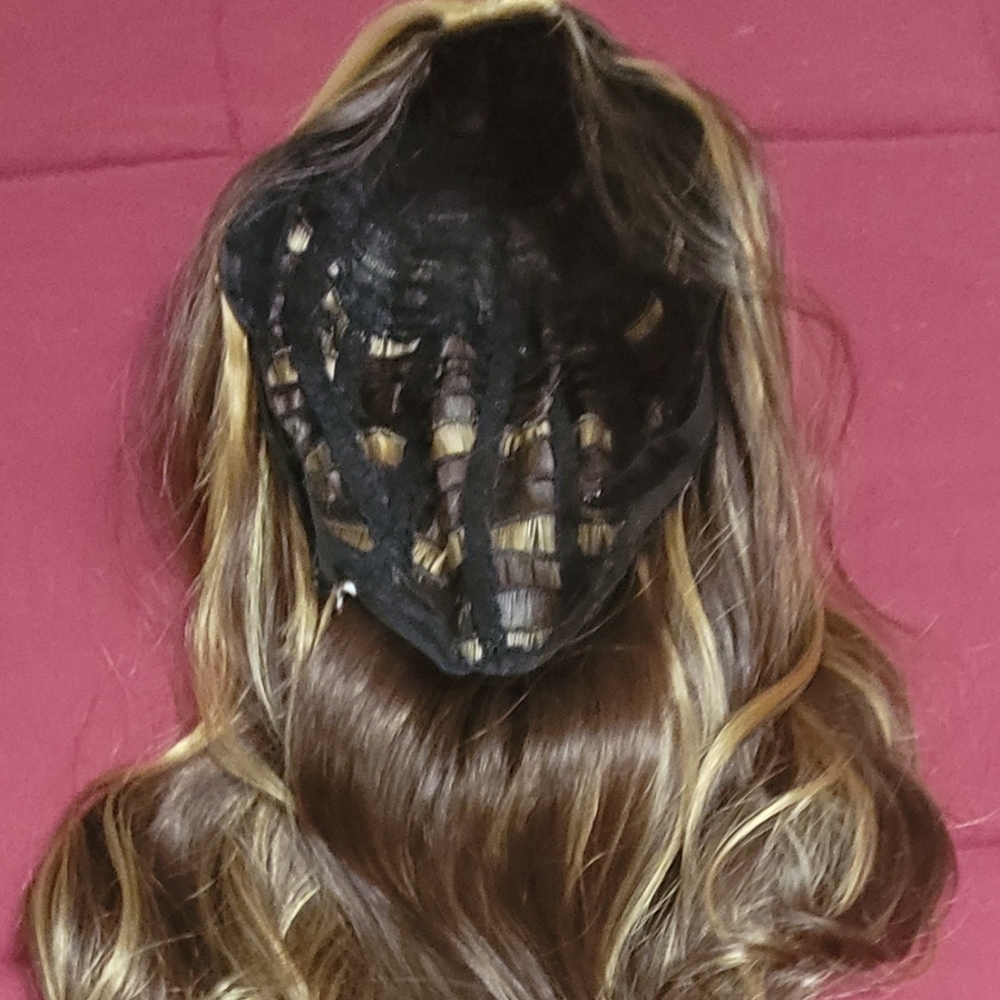 Beautiful Synthetic Long Hair Wig - Picture 4 of 8